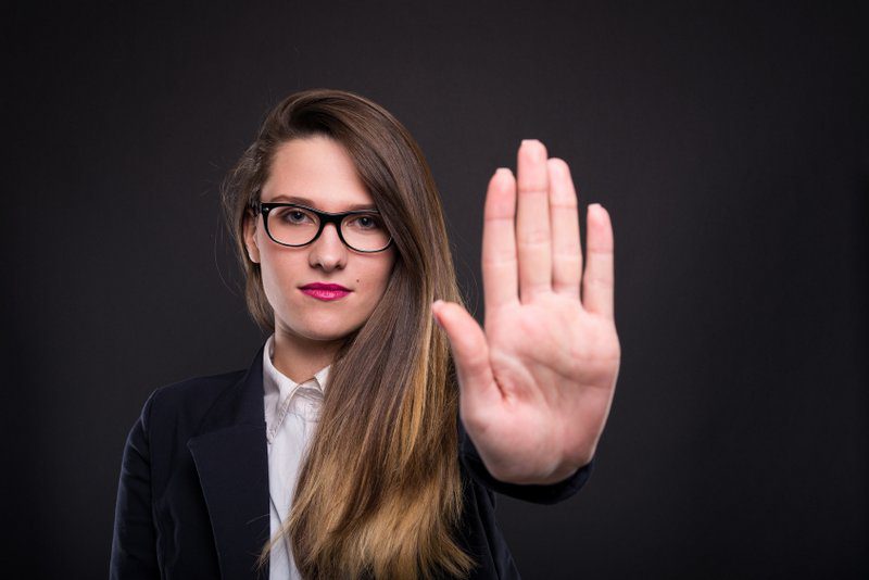 Ablehnung und Zurückweisung ist etwas, das niemand regelmäßig erfahren will. Doch sollten entsprechende Befürchtungen und Sorgen nicht so stark werden, dass Sie unser Handeln im sozialen Alltag und Miteinander gravierend beeinträchtigen und gar zu sozialem Rückzug und sozialer Isolation führen. (© Catalin Pop / stock.adobe.com)