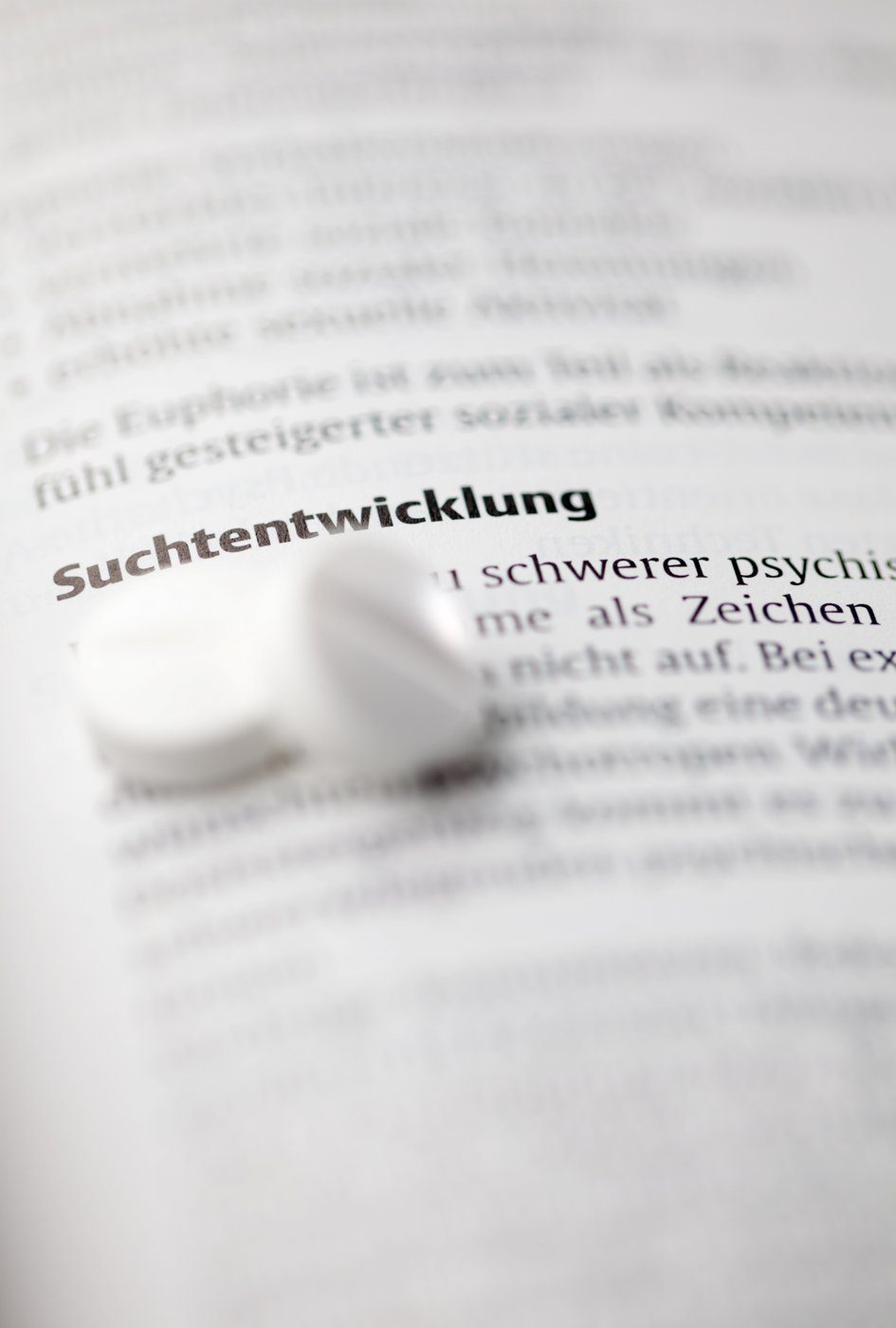 Suchtentwicklung: Zwischen Missbrauch von Alkohol und Depression besteht eine hohe Komorbidität (© Corinna Gissemann / Fotolia)