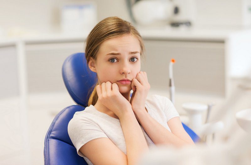 Angst vor dem Zahnarzt haben viele Kinder und Jugendliche, doch auch unzählige Erwachsene leiden unter ihrer Zahnarztangst auf der einen Seite, und deren Folgen auf der anderen... (© Syda Productions / Fotolia)