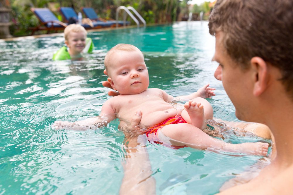 Manche Kinder sind dem Wasser gegenüber ängstlicher als andere - doch früher oder später wird fast jedes Kind zur "Wasserratte"... (© cicisbeo / Fotolia)