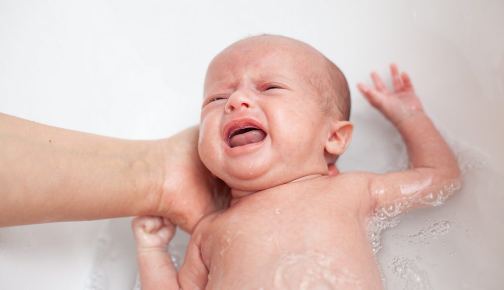 Baby weint beim Baden - Angst vor der Badewanne, dem Wasser? (© dechevm / stock.adobe.com)