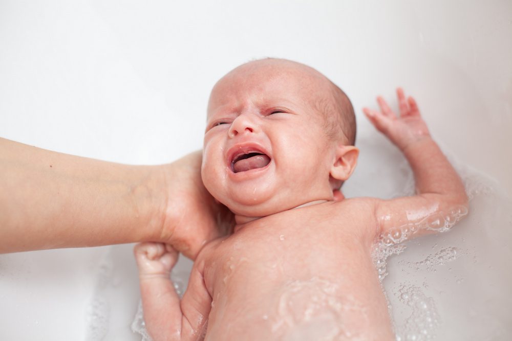 Baby weint beim Baden - Angst vor der Badewanne, dem Wasser? (© dechevm / stock.adobe.com)