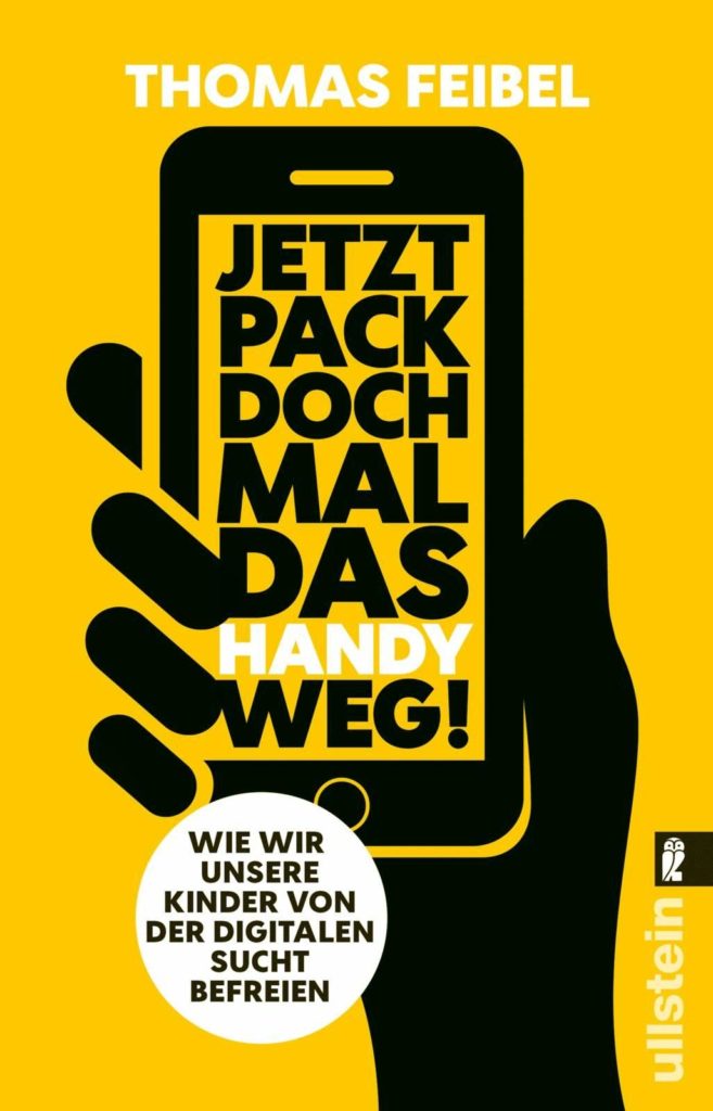 Kinder und Teenager haben heute oftmals panische Angst ohne Mobilfunkkontakt und damit von ihren Peers abgeschnitten zu sein. Handysucht und Nomophobie sind auf der Tagesordnung. - Buch: Jetzt pack doch mal das Handy weg! | Beschreibung: Kinder, die auf Handys starren: Der richtige Umgang mit Tablets und Smartphones ist zur erzieherischen Mammutaufgabe geworden. Wie können Eltern dem WhatsApp-Dauerchat etwas entgegensetzen? Sind handyfreie Zeiten sinnvoll? Was sind die Erfolgsrezepte anderer Familien? Deutschlands versiertester Medienexperte hat mit Eltern, Psychologen und Erziehern gesprochen und zeigt, wie wir uns exklusive Zeit für die Familie zurückerobern. (Amazon)