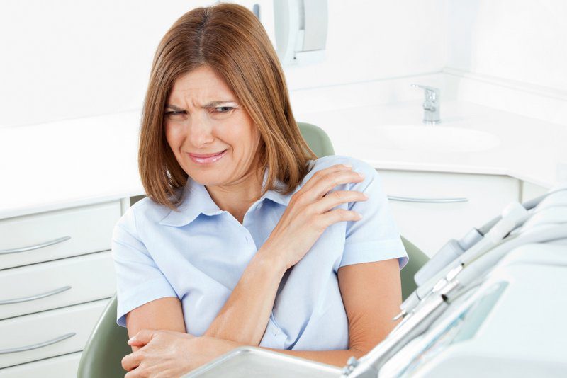 Dentophobie: Angstpatientin beim Zahnarzt (© Robert Kneschke / Fotolia)