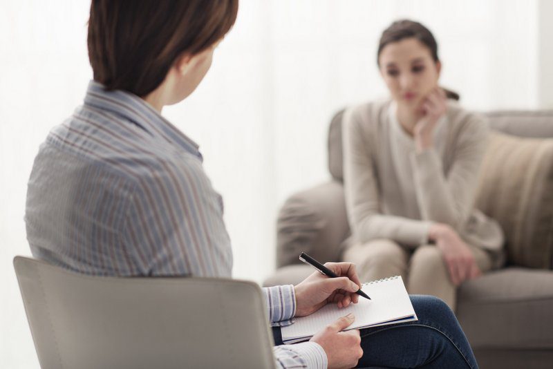Psychotherapie | Angst besiegen über Gesprächstherapie und Verhaltenstherapie (© StockPhotoPro / Fotolia)