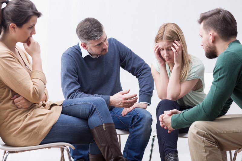 Der Gruppentherapie Ablauf muss nicht immer einem festgelegten Schema folgen, sondern die Gruppensitzungen können durch den Therapeuten auch flexibel und auf die individuellen situativen Probleme der Teilnehmer ausgerichtet sein (© Photographee.eu / Fotolia)