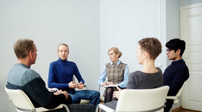 Gruppenpsychotherapie / Gruppentherapie: Besprechung von Ablauf, Themen (© pressmaster / Fotolia)