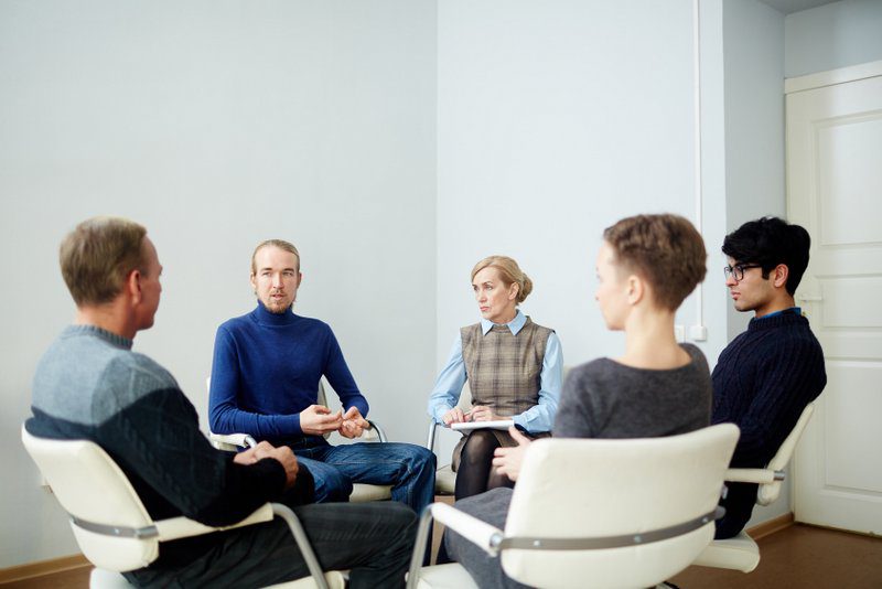 Gruppenpsychotherapie / Gruppentherapie: Besprechung von Ablauf, Themen (© pressmaster / Fotolia)