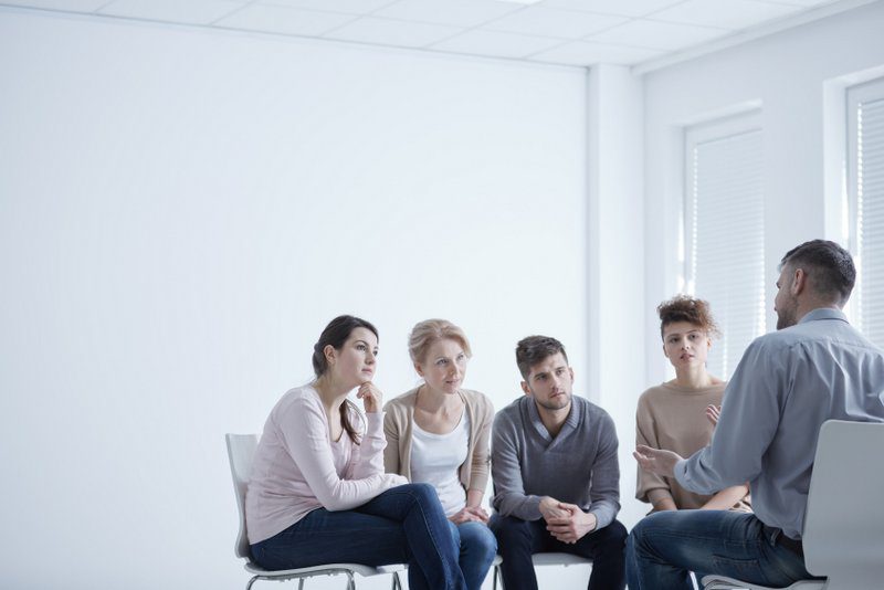 Gruppentherapie als Bestandteil einer psychotherapeutischen Behandlung | Soziale Angststörung (© Photographee.eu / Fotolia)