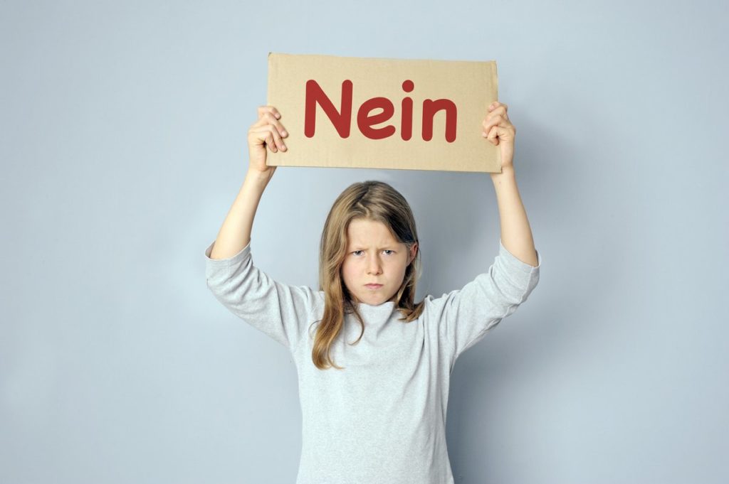 NEIN - ich will nicht in die Schule gehen! Ich hab Angst vor der Schule! (© photophonie / Fotolia)