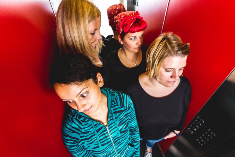 Vier Frauen im engen Fahrstuhl - klaustrophobische Angstzustände? (© eyeQ / Fotolia)