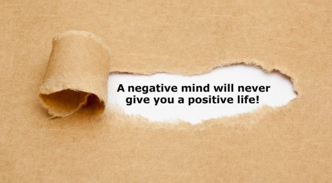 Negative Gedanken loswerden: Negatives Denken, negative Gefühle, negative Energie werden Dir nie ein positives Leben geben (© Ivelin Radkov / Fotolia)