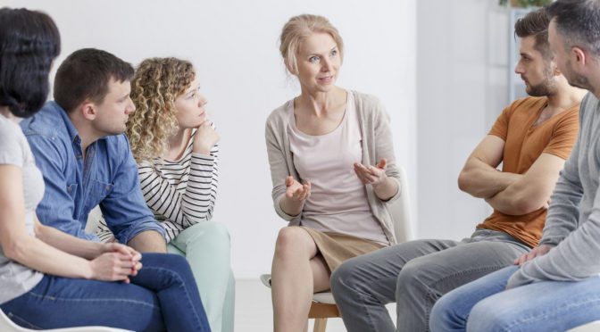 Psychoedukation in einer Gruppentherapie-Sitzung (© Photographee.eu / stock.adobe.com)