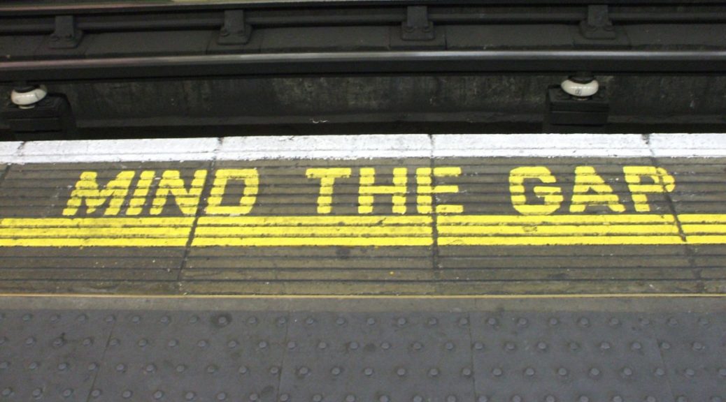 Mind the gap - beachten Sie die Lücke zwischen Zug und Bahnsteigkante... - allein diese Durchsage kann Betroffene von Siderodromophobie (Angst vor Zügen, Zugreisen, Schienen) in Panik versetzen... (© daseaford - Fotolia)