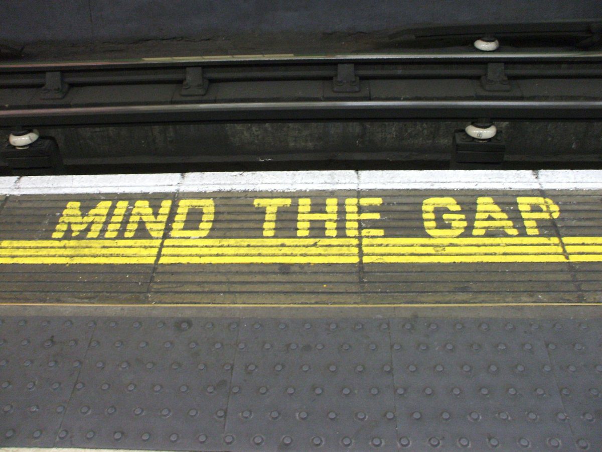 Mind the gap - beachten Sie die Lücke zwischen Zug und Bahnsteigkante... - allein diese Durchsage kann Betroffene von Siderodromophobie (Angst vor Zügen, Zugreisen, Schienen) in Panik versetzen... (© daseaford - Fotolia)