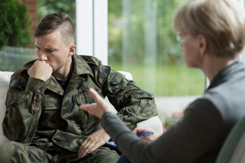 Soldat bei Psychotherapeutin - Posttraumatische Belastungsstörung (PTBS)? (© Photographee.eu - stock.adobe.com)