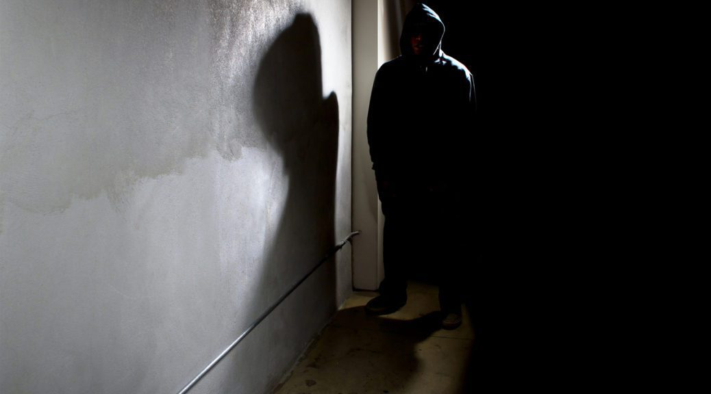 Stalking - und die Angst der Opfer vor dem Stalker ... (© Innovated Captures / stock.adobe.com)