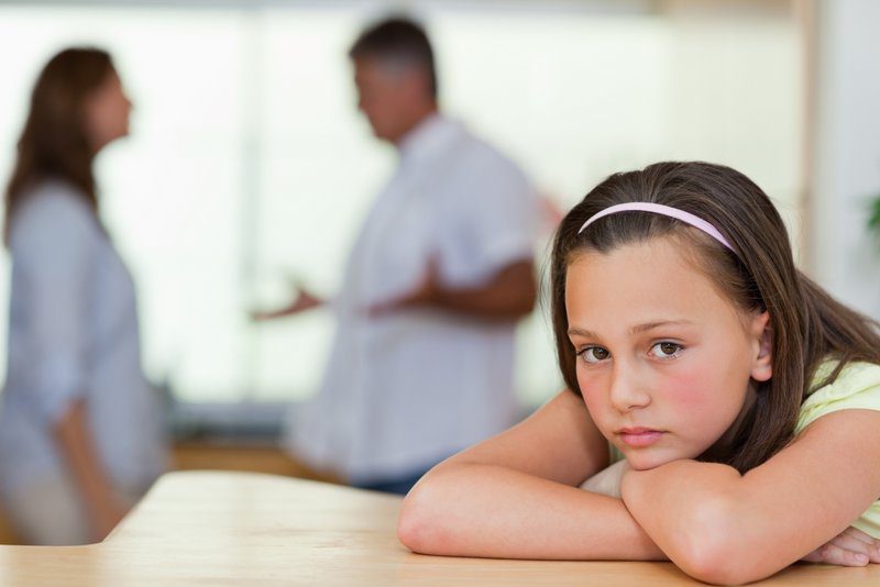 Verlassen werden - die Angst davor haben sowohl Kinder als auch Erwachsene - und oftmals sind gerade Scheidungskinder oftmals mit Problemen im Kontext von Verlassensangst im späteren Leben konfrontiert. (© WavebreakmediaMicro - Fotolia)