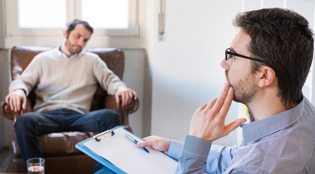 Verlassensängste - Patient mit Verlassensangst beim Psychotherapeuten in der Gesprächstherapie (© Paolese / stock.adobe.com)