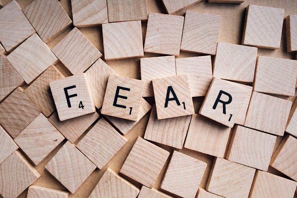 Angst setzt sich aus vielen Bausteinen zusammen; entsprechend gibt es auch verschiedene Ansatzpunkte in der Bewältigung (© pixabay)